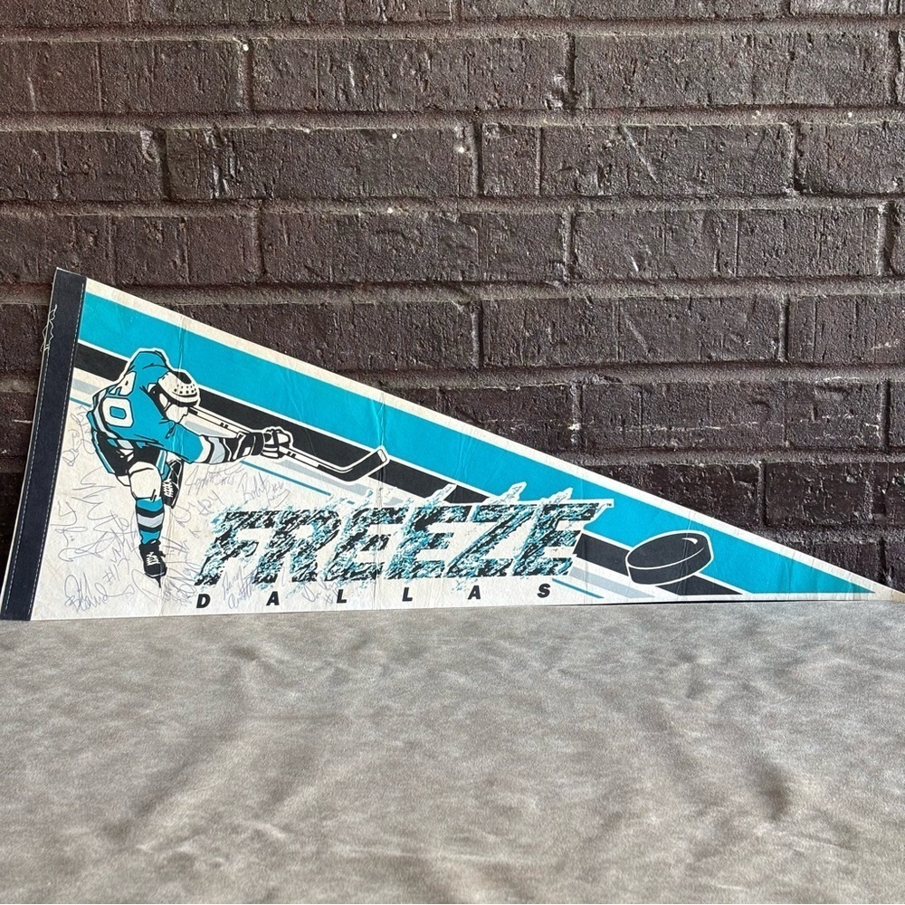 Vtg. CHL Dallas Freeze Defunct Circa 1992-93 Team Logo Hockey Pennant Signed